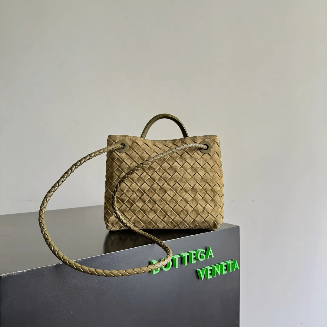 The 2023 new Andiamo batch of 1960 BV has been shipped‼ ️Really popular🔥The new Andiamo woven handbag launched by Bottega Veneta this season is really popular all over the world! ! Celebrities at home and abroad have worn it, and Oscar-winning actress Michelle Yeoh has taken it out on the street. Song Jia, Trai Yara, Yu Feihong, Sanji Ayaka, Rosie Hunting-Whiteley, Yoshioka Riho, etc. have all picked up this bag. It is classic and versatile, showing off its temperament, and the bag capacity is also large, which is very convenient for daily commuting! ! A variety of carrying methods, the shoulder straps can be adjusted by yourself, the original lambskin feels soft and delicate, and the neutral style is created to break gender boundaries and bring a more practical and longer-lasting use experience. Andiamo, which has both elegant and casual styles, perfectly interprets the true appearance of "fashionable old money style". Style number: 743568 (suede) Size: 25*22*10.5cm